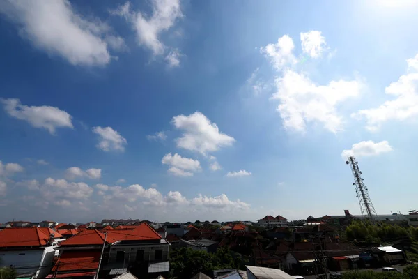 Vista Una Ciudad Con Cielo Azul Claro Nubes Blancas — Foto de Stock