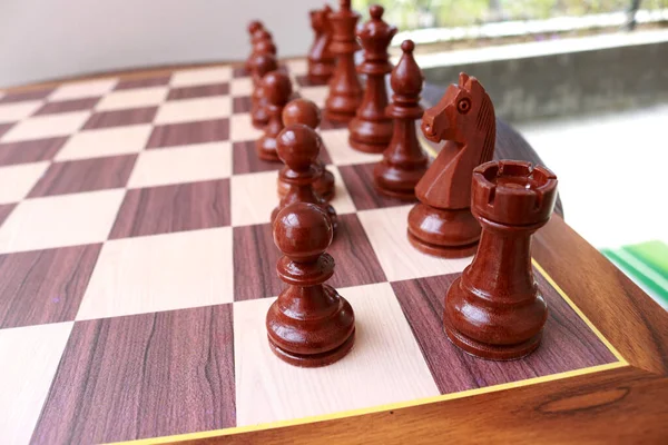 Piyonlar, papazlar, kaleler ve atlar gibi satranç nesneleri satranç oyunlarıdır ve tahta da siyah ve beyaz karelerden oluşur.