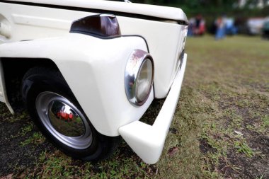 Benzersiz ve özgün süslemeleri olan eski bir arabanın eski bir fotoğrafı.