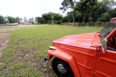 Benzersiz ve özgün süslemeleri olan eski bir arabanın eski bir fotoğrafı.