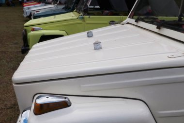 Benzersiz ve özgün süslemeleri olan eski bir arabanın eski bir fotoğrafı.