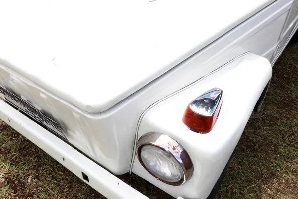 Benzersiz Özgün Süslemeleri Olan Eski Bir Arabanın Eski Bir Fotoğrafı — Stok fotoğraf
