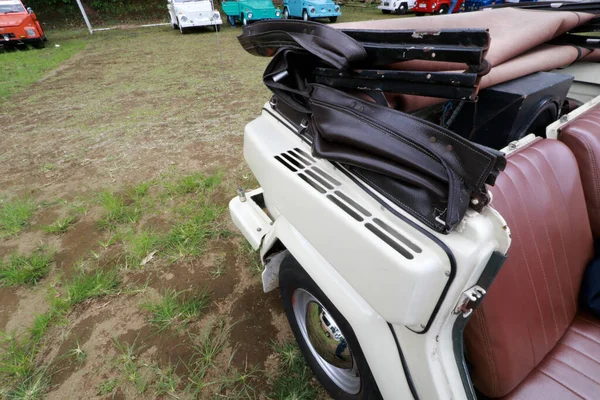 Benzersiz Özgün Süslemeleri Olan Eski Bir Arabanın Eski Bir Fotoğrafı — Stok fotoğraf