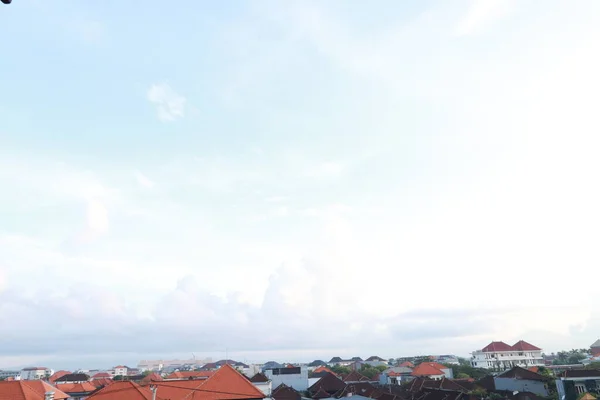 澄んだ青空と白い雲が広がる街の眺め — ストック写真
