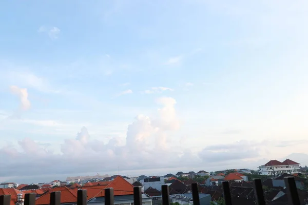 Veduta Una Città Con Cielo Azzurro Nuvole Bianche — Foto Stock