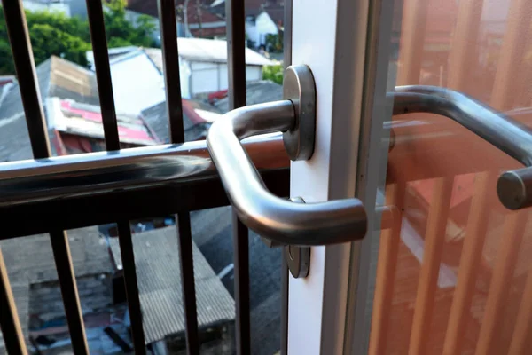 Kapı kolu ya da kapı kolu bir kapıyı açmak ya da kapatmak için kullanılan bir kapı koludur. Kapı kolları, oda kapıları, araba kapıları ve dolap kapıları gibi her türlü kapıda bulunabilir. Çeşitli türde tutamaklar vardır.