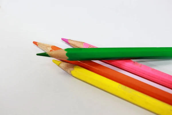 这些彩色铅笔有各种颜色 用于绘画和着色 通常由小学生使用 — 图库照片