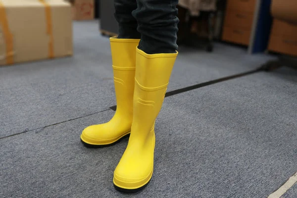 Botas Borracha Amarela Para Trabalhadores Para Proteger Seus Pés Trabalho — Fotografia de Stock