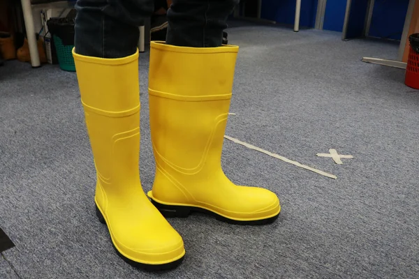 Κίτρινες Λαστιχένιες Μπότες Για Τους Εργαζόμενους Για Προστατεύουν Πόδια Τους — Φωτογραφία Αρχείου