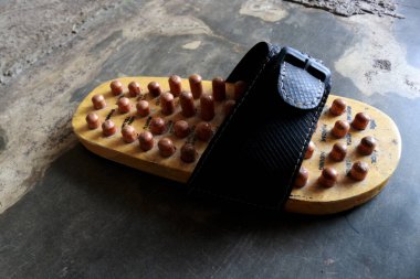 Bir Çin akupunktur ve refleksoloji aracı, bu araç her gün kullanılabilen bir sandalet şeklindedir.