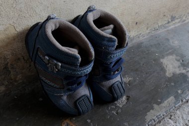 Kalın sentetik malzemeden yapılmış çocuk botlarının fotoğrafı. Bu ayakkabılar kışın giyilir.