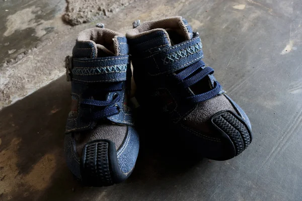 厚い合成素材で作られた子供のブーツの写真は これらの靴は冬に身に着けている — ストック写真