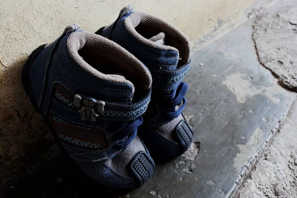 Fénykép Gyermek Csizma Készült Vastag Szintetikus Anyagból Ezek Cipők Viselik — Stock Fotó