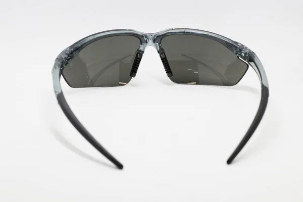 运动眼镜的照片 也可以用作太阳镜 这些眼镜通常是骑自行车的人戴的 这张照片的背景是白色的 — 图库照片