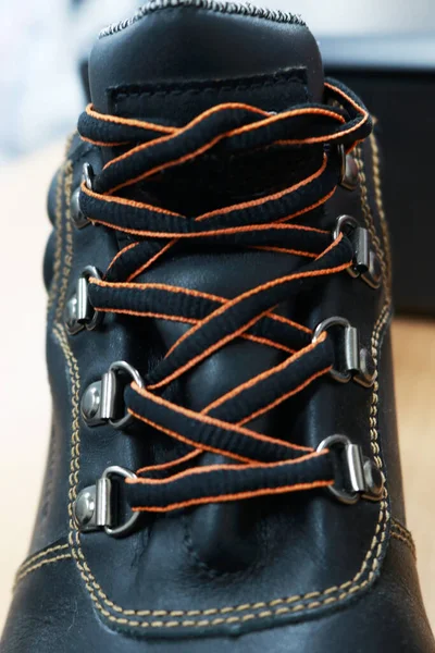Фото Шнурки Прохладной Коричневой Кожаной Обуви Сидящей Обувном Магазине — стоковое фото