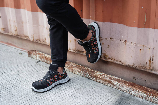Фото мужчины, который бегает по утрам и носит спортивную обувь и спортивные штаны