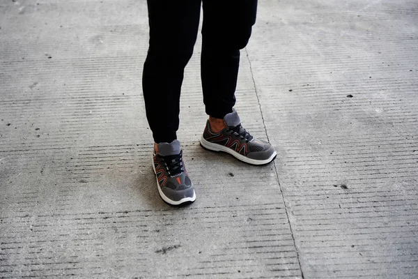 Foto Hombre Haciendo Carrera Matutina Usando Zapatos Deportivos Pantalones Chándal — Foto de Stock