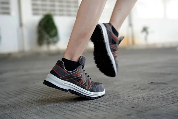 Sabah Koşusunda Spor Ayakkabısı Eşofman Altı Giyen Bir Kızın Fotoğrafı — Stok fotoğraf