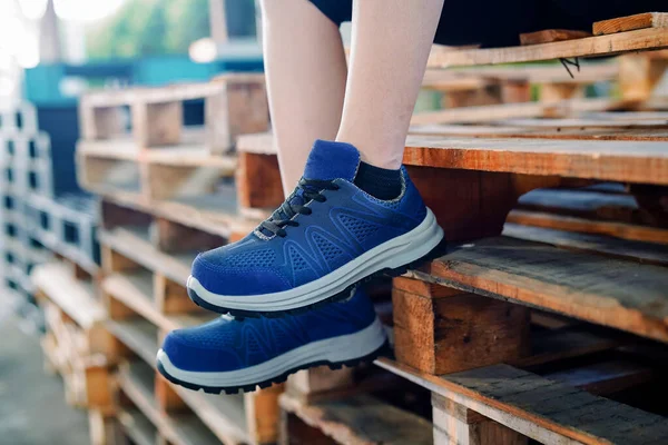 Photo Woman Sitting Old Wood Wearing Blue Sports Shoes Shoes — Stock Photo, Image