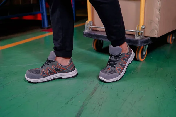 Female Worker Pulling Trolley Warehouse Worker Wearing Sports Shoes Sneakers — Stock Photo, Image