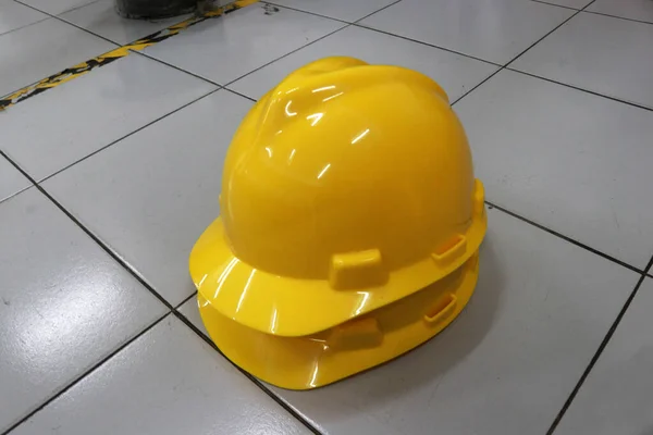 安全ヘルメットの写真は このヘルメットは 建設労働者が頭を保護し 作業事故を回避するために使用されます — ストック写真