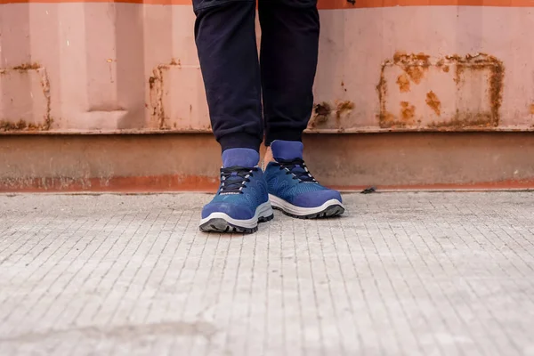 Foto Eines Mannes Der Steht Und Sportschuhe Trägt Diese Schuhe — Stockfoto