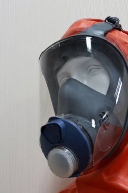 Gaz maskesi, aynı zamanda solunum cihazı olarak da bilinir. Yüzüne koruyucu bir cihaz takılır. Giyen kişiye zehirli gazlardan, kimyasallardan ve hava yoluyla bulaşan maddelerden korur.