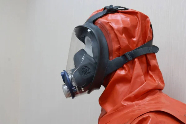 Gaz maskesi, aynı zamanda solunum cihazı olarak da bilinir. Yüzüne koruyucu bir cihaz takılır. Giyen kişiye zehirli gazlardan, kimyasallardan ve hava yoluyla bulaşan maddelerden korur.