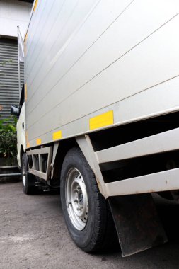 Genellikle nakliye şirketleri tarafından kullanılan malları müşterilere teslim etmek ve taşımak için bir yük vagonunun fotoğrafı