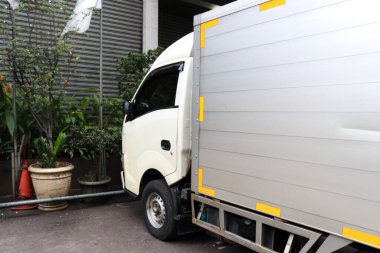 Genellikle nakliye şirketleri tarafından kullanılan malları müşterilere teslim etmek ve taşımak için bir yük vagonunun fotoğrafı