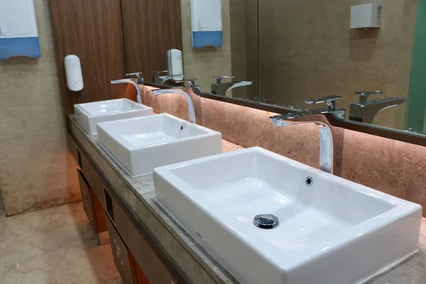 Die Inneneinrichtung Eines Badezimmers Einem Hotel Mit Weißem Design Können — Stockfoto