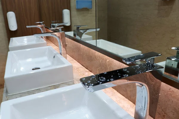 宾馆里浴室的室内设计是白色的 你可以看到水池 镜子和水龙头 — 图库照片