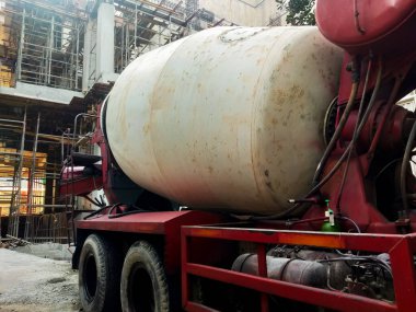 Çimento karıştırma aracının ya da sıklıkla değirmen otomobili olarak adlandırılan bir fotoğrafı, genellikle döküm için inşaat alanındadır.