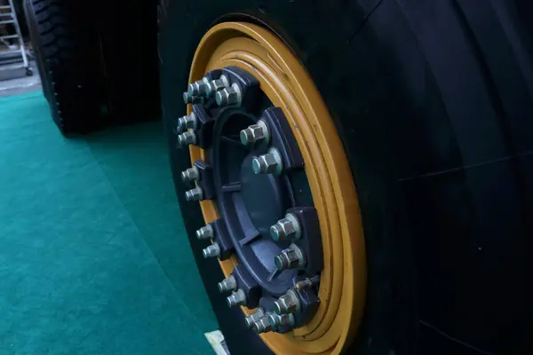 Foto Neumáticos Grandes Vehículos Pesados Que Ven Muy Fuertes Resistentes — Foto de Stock