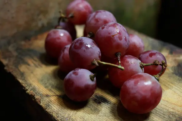 Bahçeden yeni toplanmış üzümlerin fotoğrafı, çok taze görünüyor.