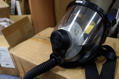 Zehirli gazlardan, zehirli havadan, kirlilikten ve nefes ve akciğerlerle ilgili diğer korumalardan korunmak için maskeler