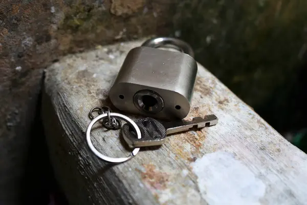Photo of the lock and key, this lock is made of steel