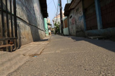 Limandaki çelik bir zincirin fotoğrafı.