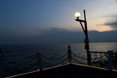 Öğleden sonra sahilde ya da gün batımında çekilmiş bir fotoğraf.