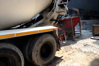 İnşaat binasındaki çimento karıştırıcı kamyonun fotoğrafı.