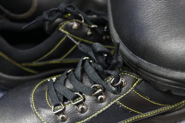 Bir yığın eski siyah deri ayakkabı.