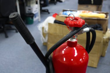 Yangın söndürücü fotografı küçük yangınları söndürmek ya da kontrol etmek için kullanılan aktif bir yangın söndürücüdür.