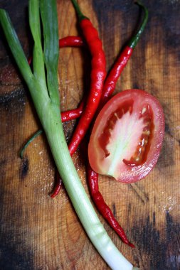 Baharat, domates, taze soğan, soğan ve kırmızı biber fotoğrafları.