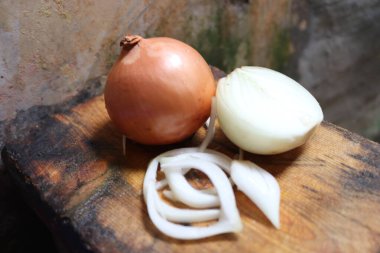 Soğan ve dilimlerin fotoğrafı, soğan yemek pişirme baharatıdır.