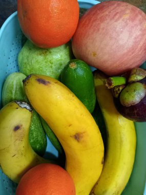 Meyve pazarındaki meyve yığınlarının fotoğrafı, hala çok taze görünüyor.