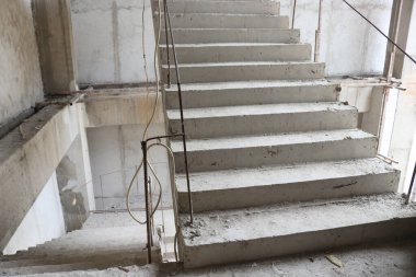 İnşaat halindeki bir binanın merdiven fotoğrafı.
