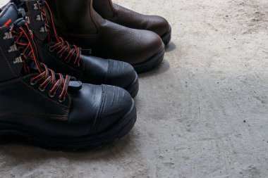 Genelde işçiler ve gençler tarafından giyilen havalı deri botların fotoğrafı.