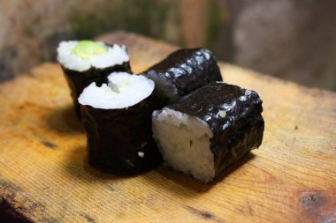 Suşi Fotoğrafı, suşi sirkeli pirinçten yapılan bir Japon yemeğidir. Genellikle biraz şeker ve tuzla yapılır. Ayrıca sebze ve et gibi çeşitli malzemeler de mevcuttur..