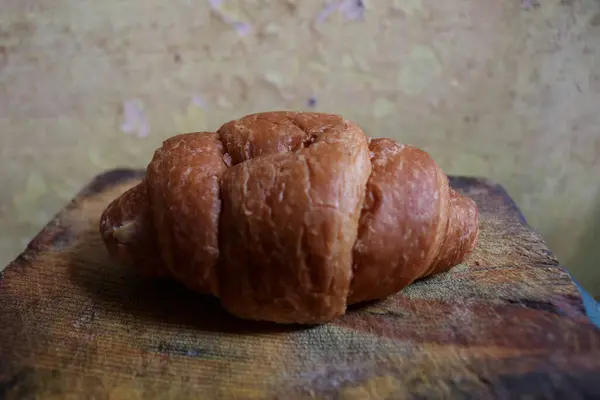 Kahvaltı için çok lezzetli kruvasan peynirli ekmek fotoğrafı.