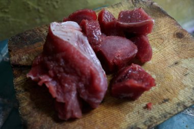 Taze sığır eti kesimlerinin fotoğrafı hala pişmeye hazır.